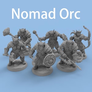 Op de afbeelding: Een verzameling grijze Nomad Orc-beeldjes, elk met een ander wapen of schild. De tekst "Nomad Orc" staat in het wit bovenaan. De beeldjes staan tegen een lichtblauwe achtergrond.