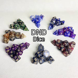 Könnte beinhalten: Eine Sammlung von Würfeln in verschiedenen Farben, darunter Grün, Blau, Lila und Braun. Die Würfel sind in kleinen Haufen angeordnet, mit dem Text "DND Dice" in der Mitte.