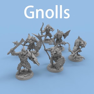 Può includere: Una collezione di miniature grigie di Gnoll, ognuna in posa con armi e scudi. Le figure sono su basi circolari, con la parola "Gnolls" in testo bianco in alto su uno sfondo azzurro. Le miniature includono spade, asce e archi.