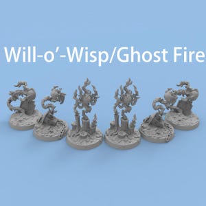Puede incluir: Varias figuras en miniatura grises de Will-o'-Wisps/Ghost Fire se muestran sobre un fondo azul claro. Las figuras tienen una apariencia fantasmal con detalles en forma de llama. El texto "Will-o'-Wisp/Ghost Fire" se muestra en blanco.