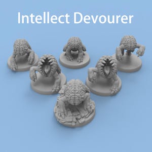 Op de afbeelding: Zes grijze miniatuurfiguren van Intellect Devourers, elk met een hersenachtig hoofd en klauwachtige ledematen, worden getoond op een lichtblauwe ondergrond. De figuren staan op ronde bases. De tekst "Intellect Devourer" staat bovenaan.