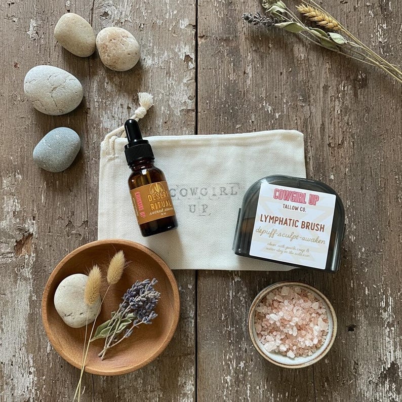 Peut inclure: Vue de dessus d'articles de bien-&ecirc;tre sur une surface en bois rustique. Comprend une bouteille en verre avec compte-gouttes, un sac en toile avec texte, une brosse lymphatique, un petit bol de sel rose et un bol en bois avec des fleurs s&eacute;ch&eacute;es et une pierre.