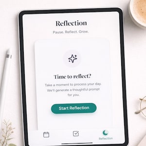 Könnte beinhalten: Ein Tablet mit der App "Daily Serenity", einem digitalen Tagesplaner und Reflexions-Tool. Der Bildschirm zeigt "Reflection" mit Aufforderungen zu "Pause. Reflect. Grow." und "Time to reflect?" mit einer "Start Reflection"-Schaltfläche.
