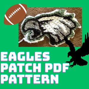 Könnte beinhalten: Ein gehäkelter Adlerkopf-Aufnäher aus weißem, grauem, schwarzem und grünem Garn. Das Bild enthält eine braune Football-Grafik, eine schwarze Adlersilhouette und den Text EAGLES PATCH PDF PATTERN in weißen Buchstaben auf einem hellgrünen Hintergrund.