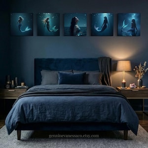 以下が含まれることがあります： ネイビーブルーを基調とした寝室。ベッドの上には、水中を舞台にした人魚を描いた正方形のキャンバスプリントが5枚飾られています。ベッドにはネイビーブルーのヘッドボード、寝具、グレーのスローがあります。ベッドの両側には、ランプと装飾が施されたナイトスタンドがあります。