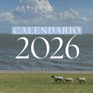 Puede incluir: Calendario para el año 2026 con la palabra "CALENDARIO" en la parte superior. La imagen muestra un paisaje marino con ovejas pastando en un campo de hierba. El cielo es azul con nubes blancas.