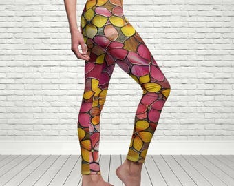 Leggings florales con estampado de vidrieras rosas y amarillas, ropa deportiva estética bohemia, pantalones de yoga suaves y femeninos de estilo cottagecore, leggings artísticos con mosaico llamativo.