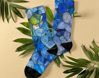 Calcetines unisex con hortensias azules y vitrales, mosaico floral estilo cottagecore, regalo artístico para mujeres y amantes del arte, calcetines con arte vintage.