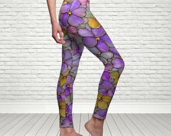 Leggings con delicado estampado de hortensias moradas y amarillas en vidrieras, elegante regalo artístico Art Nouveau para mujeres, pantalones de yoga suaves y femeninos de estilo cottagecore.