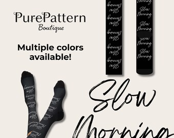 Meias minimalistas Slow Morning, unissex, presente para ela, presente para amante de ioga, presente para melhor amiga, presente para introvertida, presente para amante de café.