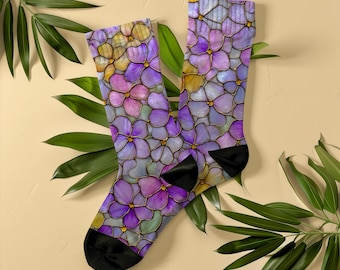 Calcetines con estampado de hortensias en vidrieras, unisex, calcetines con diseño floral en morado y amarillo, regalo para novia, esposa o madre, calcetines con estampado floral vibrante de estilo cottagecore.