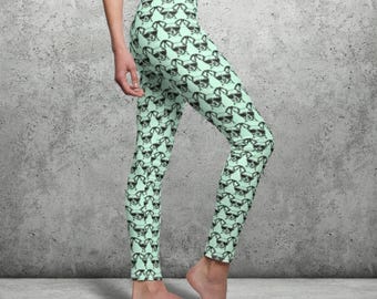 Leggings AOP con estampado de chihuahua, ideales para cortar y coser, regalo para dueños de chihuahuas, regalo para mamás de chihuahuas, mascota divertida en verde menta.