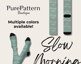 Meias minimalistas Slow Morning, unissex, presente para ela, presente para amante de ioga, presente para melhor amiga, presente para introvertida, presente para amante de café.