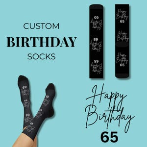 Pode incluir: Meias de aniversário pretas personalizadas com o texto "Happy Birthday 65" e "99" em branco. A imagem também mostra as palavras "Custom Birthday Socks" em preto sobre um fundo azul claro.