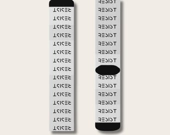 Moderne widerstehen Text Socken, Unisex, Aktivist Geschenk, Socken für Menschenrechtaussagen, Empowerment Retro Schrift Socken Feminismus Geschenk