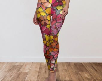 Leggings florales con estampado de vidrieras rosas y amarillas, ropa deportiva estética bohemia, pantalones de yoga suaves y femeninos de estilo cottagecore, leggings artísticos con mosaico llamativo.