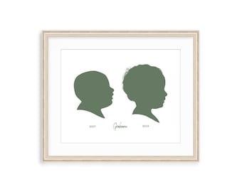 Puede incluir: Dos retratos de silueta verde de un niño, uno de 2017 y otro de 2019. El texto "Grayson" está escrito debajo de los retratos.