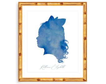 Puede incluir: Una silueta azul de acuarela de una persona con un lazo en el pelo. El nombre "Katherine Elizabeth" está escrito en cursiva debajo de la silueta.