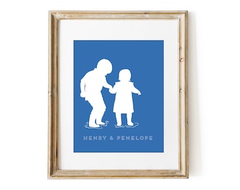 Puede incluir: Una silueta blanca de dos niños, un niño y una niña, tomados de la mano y caminando en un charco. La silueta está sobre un fondo azul con el texto "HENRY & PENELOPE" debajo.
