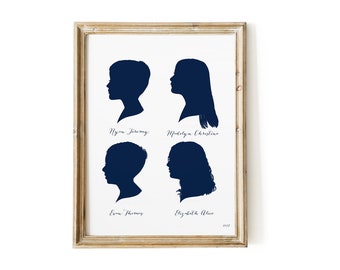 Puede incluir: Una impresión enmarcada con cuatro siluetas azules de perfiles de personas. Los nombres de cada persona están escritos debajo de su silueta: Rylan Jeremy, Madelyn Christine, Emma Thomas y Elizabeth Alice. El año 2021 está impreso en la esquina inferior derecha.