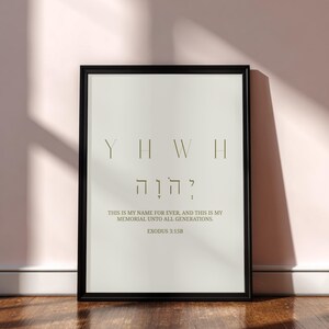 Op de afbeelding: Een ingelijste print met de tekst "YHWH" in een minimalistische stijl. Daaronder staat Hebreeuwse tekst. De onderkant van de print luidt: "THIS IS MY NAME FOR EVER, AND THIS IS MY MEMORIAL UNTO ALL GENERATIONS. EXODUS 3:15B."