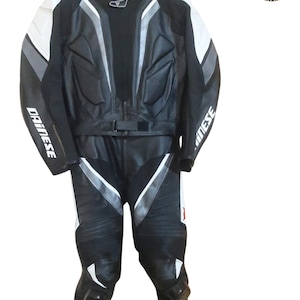 Puede incluir: Un juego de tres tazas de cer&aacute;mica con un acabado mate moteado. Las tazas son de color crema, gris claro y gris oscuro. Cada taza tiene un dise&ntilde;o simple y minimalista y un asa redondeada.