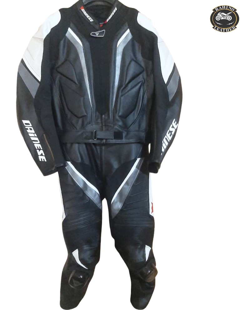 Puede incluir: Un juego de tres tazas de cer&aacute;mica con un acabado mate moteado. Las tazas son de color crema, gris claro y gris oscuro. Cada taza tiene un dise&ntilde;o simple y minimalista y un asa redondeada.