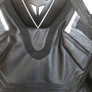 Traje de motociclismo Dainese de cuero negro para hombre con protección de armadura. imagen 3