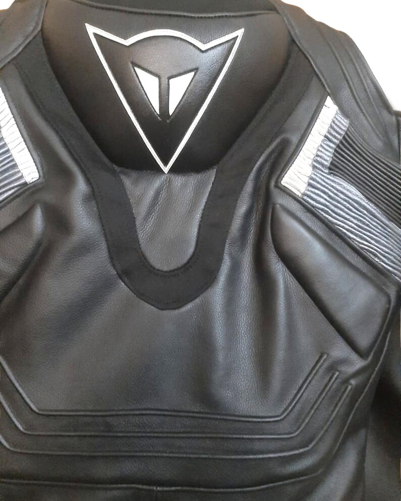 Traje de motociclismo Dainese de cuero negro para hombre con protección de armadura. imagen 3