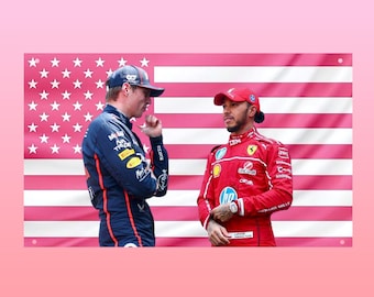 Drapeau américain rose Max Verstappen et Lewis Hamilton | Pilotes de F1 Tenture murale | Décoration de dortoir | Cadeau pour fan de Formule 1