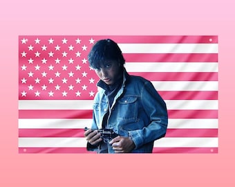 Tapisserie rose Johnny Cade du drapeau américain – Drapeau mural The Outsiders | Bannière décorative pour dortoir de cinéma Ralph Macchio
