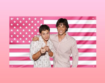 Drapeau surnaturel des Winchester Brothers - Dean & Sam, drapeau rose des États-Unis, décoration murale esthétique SPN Jensen Ackles Jared Padalecki