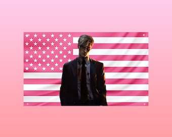 Tapisserie d'Aaron Warner - Drapeau américain rose Shatter Me - Drapeau mural esthétique de style romantique sombre | Décoration de chambre de fraternité