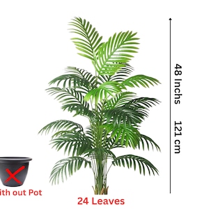 Op de afbeelding: Een kunstmatige palmboom met levendige groene bladeren. De plant is ongeveer 121 cm hoog en heeft 24 bladeren. Een zwarte pot met een rode "X" wordt getoond, met de tekst "With out Pot".