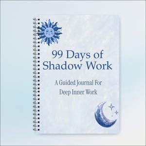 Puede incluir: Un diario de espiral con un fondo azul claro similar a nubes. La portada presenta una ilustración de un sol azul en la parte superior izquierda, una luna creciente y estrellas en la parte inferior derecha, y el texto 99 Days of Shadow Work A Guided Journal For Deep Inner Work.