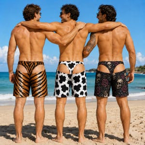 Peut inclure: Trois maillots de bain portés par des individus debout sur une plage. La première paire présente un motif rayé tigre marron et noir. La deuxième paire a un imprimé vache noir et blanc. La troisième paire affiche un motif floral sombre avec des crânes.