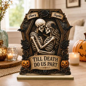 Puede incluir: Una placa decorativa con forma de ataúd que muestra a dos esqueletos abrazados, con los nombres Henry y Sophia en la parte superior y el texto Till Death Do Us Part en la parte inferior. El marco está adornado con rosas, telarañas, murciélagos y dos calabazas.