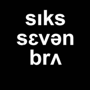 Op de afbeelding: Een zwarte achtergrond met de witte tekst "siks seven bra" in een schreefloze lettertype. De tekst is in drie regels gerangschikt, met "siks" bovenaan, "seven" in het midden en "bra" onderaan.