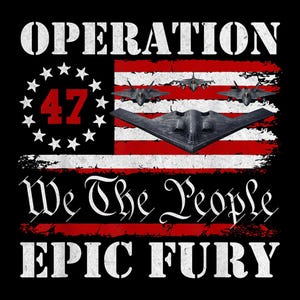 Puede incluir: Diseño gráfico negro con una bandera estadounidense y el texto "OPERATION 47". Debajo, se lee "We The People" y "EPIC FURY". La imagen incluye ilustraciones de aviones militares sobre un fondo de rayas rojas y blancas.