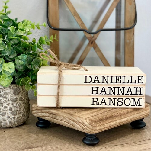 Pile de livres personnalisée en imitation bois : décor de plateau de ferme à plusieurs niveaux