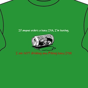 Può includere: Una maglietta verde a maniche lunghe con una grafica di una lattina di birra e testo. Il testo recita: "Se qualcuno ordina una IPA torbida, me ne vado." e "NON sto bevendo nessuna IPA torbida Prking!"
