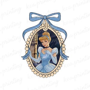 Puede incluir: Ilustración ovalada de Cenicienta con un vestido azul claro, enmarcada por un lazo azul claro y un borde de perlas. La imagen tiene una estética vintage, con el texto "kea printing" repetido alrededor del borde.