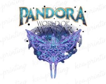 Może przedstawiać: Grafika z napisem "PANDORA WORLD OF AVATAR" w kolorze niebieskim i złotym. Poniżej tekstu znajduje się stylizowany, symetryczny wzór w odcieniach niebieskiego i fioletowego, przypominający skrzydlate stworzenie, na tle ciemnoniebieskiego akwarelowego tła.