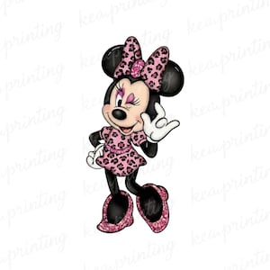 Pode incluir: Ilustração de desenho animado da Minnie Mouse em um vestido, laço e sapatos com estampa de leopardo rosa. Minnie está piscando e fazendo um gesto com a mão. A imagem tem um fundo branco.