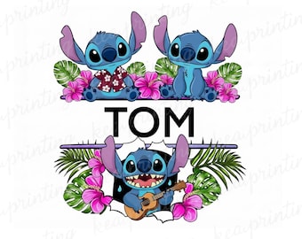 Puede incluir: Ilustración digital con el personaje Stitch de Lilo & Stitch. El diseño incluye tres figuras de Stitch, flores tropicales y el nombre "TOM" en texto negro. Un Stitch toca el ukelele.