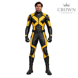 Può includere: Una tuta integrale nera e gialla con collo alto, cerniera frontale e un motivo a forma di X sul petto. Il completo include guanti neri integrati, una cintura abbinata e stivali neri. Il testo CROWN JACKETS è visibile nella parte superiore.