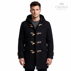 Puede incluir: Un abrigo tipo duffel negro con capucha, cierres de palanca de madera y bolsillos delanteros. El abrigo está hecho de una tela gruesa y cálida. El logotipo de la marca "CROWN JACKETS" es visible en la esquina superior derecha.