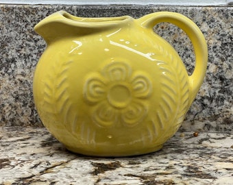 Vintage USA pottery daisy yellow pitcher/MCM yellow water pitcher/Farmhouse decor/shabby chic pottery vase/flower vase water pitcher/cabin