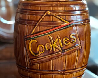 McCoy 1950s whiskey barrel cookie jar with lid/great condition/ vintage cookie jar/ mid century cookie jar,/Mccoy collectible ceramic/McCoy