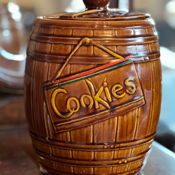 McCoy 1950s whiskey barrel cookie jar with lid/great condition/ vintage cookie jar/ mid century cookie jar,/Mccoy collectible ceramic/McCoy